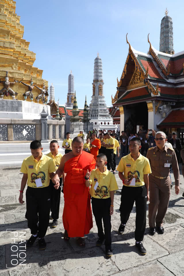 พา "หมูป่า" เที่ยววัดพระแก้ว