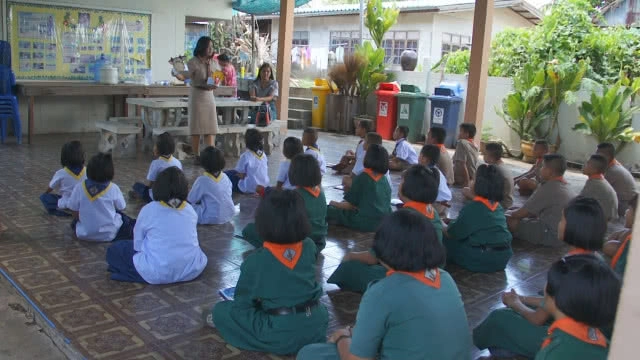 (คลิป) สุดอึ้งครูไทย!!! ทั้งโรงเรียน มีครูสาว 2 คน "วิ่งรอก" สอน"อนุบาล-ป.6"