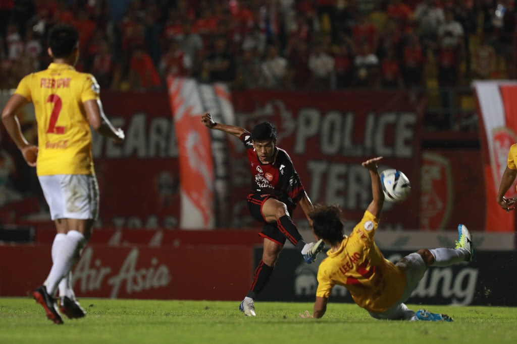 เมืองทองพลิกแซงเทโร 4-2 เมืองทองพลิกแซงเทโร 4-2