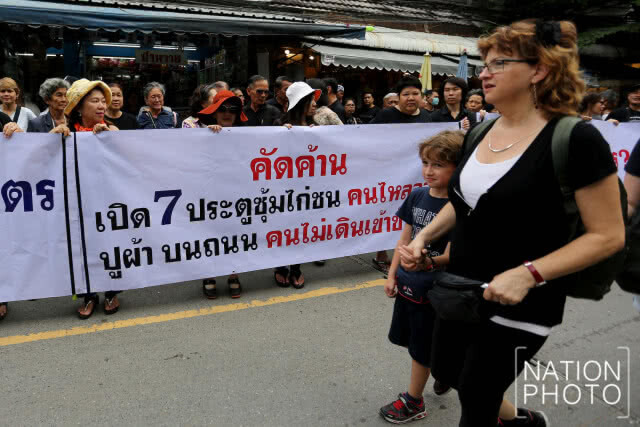 กลุ่มผู้ค้าตลาด เจเจกรีนจตุจักรเดินค้านปิดตลาดเอื้อประโยชน์เอกชน