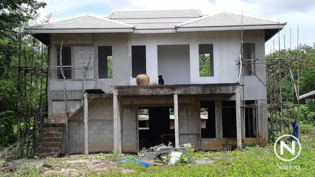 บุกบ้าน "พีท" จอมลวงโลก พบบ้านปิดสนิท มีหมา 1 ตัวเฝ้าบ้าน