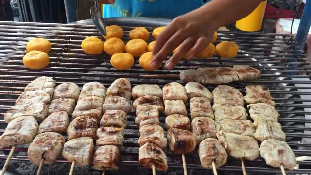 กล้วยปิ้งโลโซ สูตรน้ำจิ้มโบราณ ที่รสชาติไม่ธรรมดา