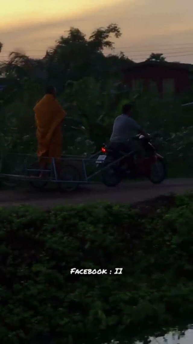 สุดฮา!พระยืนบน 3 ล้อ ออกบิณฑบาตชาวเน็ตยกย่อง....สุดยอดแห่งการทรงตัว