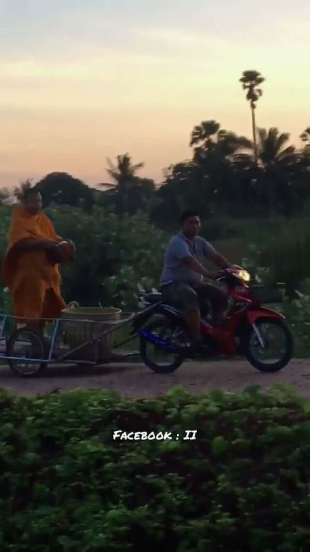 สุดฮา!พระยืนบน 3 ล้อ ออกบิณฑบาตชาวเน็ตยกย่อง....สุดยอดแห่งการทรงตัว