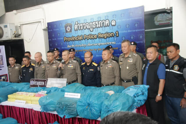 รวบ 2 นักค้ายานรกถูกสกัดจับซิ่งรถซุกยาฝ่าด่านตรวจ ยึดยาบ้าเกือบ 9 ล้านเม็ด (ชมคลิปเต็มด้านล่าง)