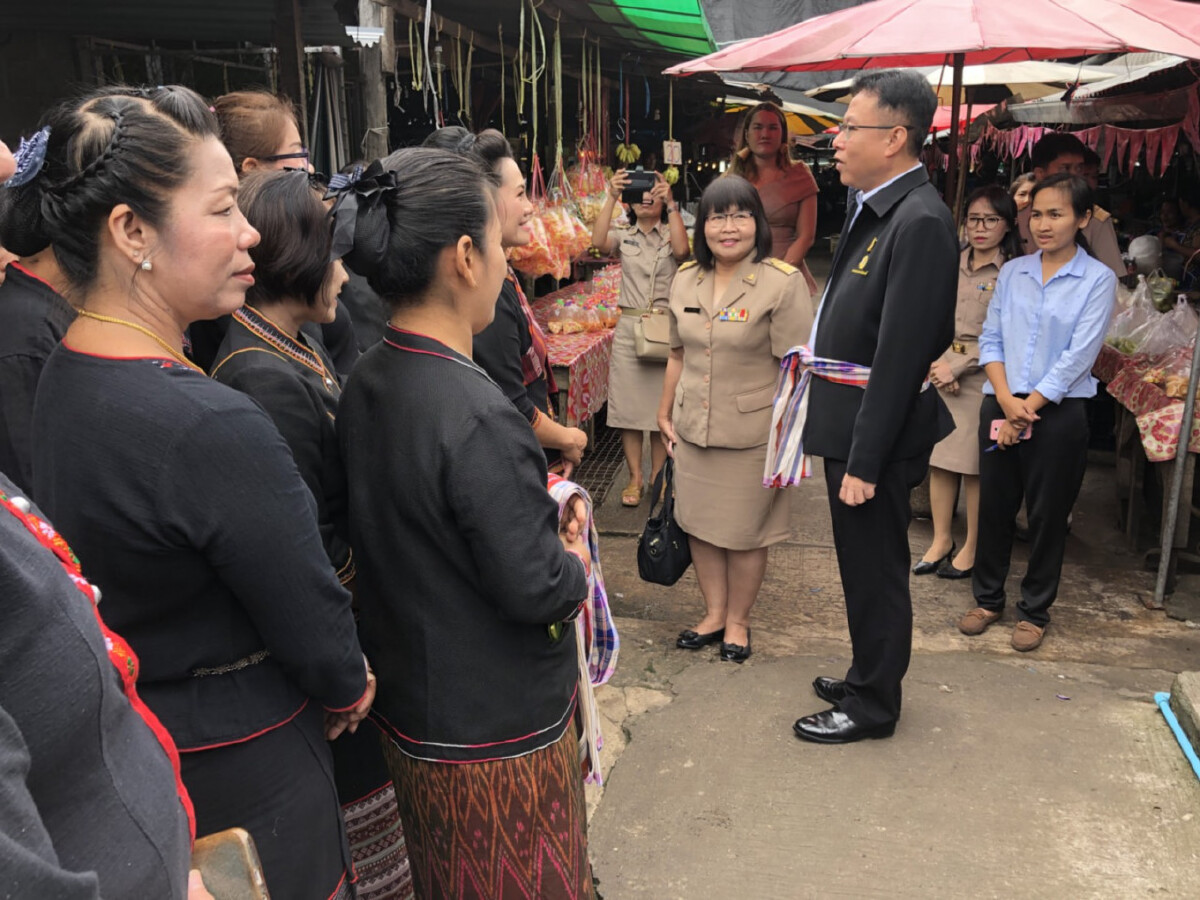 พาณิชย์ส่งเสริมการใช้บัตรคนจนรูดในตลาดสด