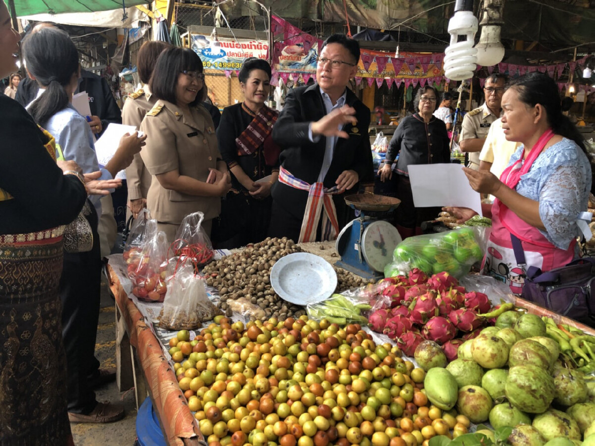 พาณิชย์ส่งเสริมการใช้บัตรคนจนรูดในตลาดสด