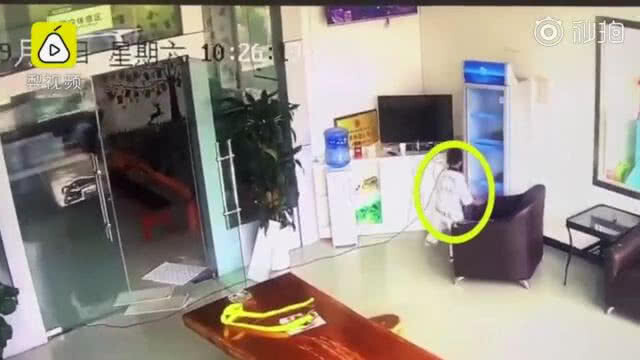 (คลิป) เจ้าหนู 6 ขวบมุดลงใต้ตู้ทันตอนเกิดแผ่นดินไหว