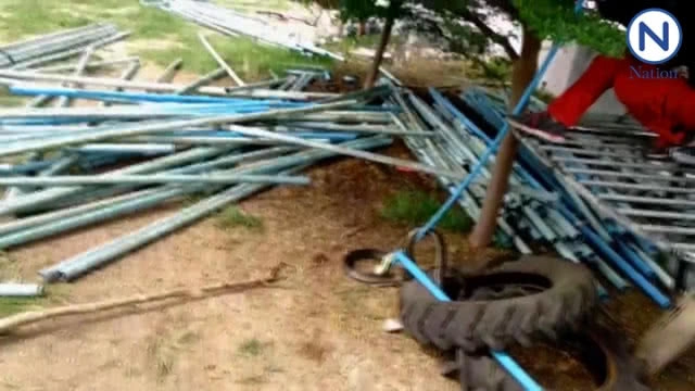 (คลิป) งูจงอาง 3 เมตรเข้าบ้าน...กู้ภัยไล่จับจนเหงื่อตก