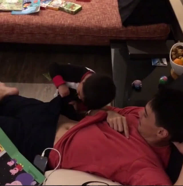 น้องดีแลน เจออีก!! ตะโกนลั่นบ้าน งูตัวใหญ่ ทำโซเชียลขำหนักปนความน่ารัก