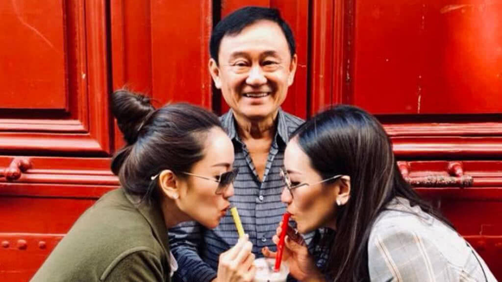 "ทักษิณ" ยิ้มร่า! "ชี้แดง-เหลือง" กลมเกลียวกันสวยงาม "ทักษิณ" ยิ้มร่า! "ชี้แดง-เหลือง" กลมเกลียวกันสวยงาม