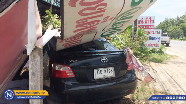 หนุ่มโรงงานวูบขับรถพุ่งชนร้านข้าวแกง เจ้าของ-ลูกค้ารอดหวุดหวิด
