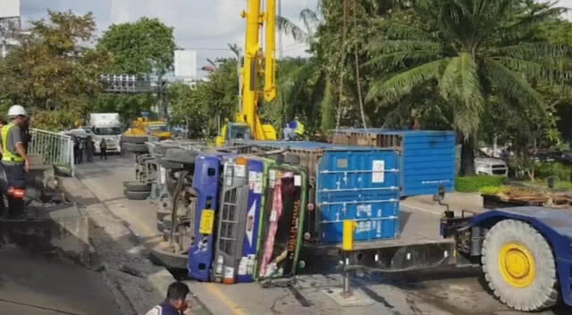 (คลิป) รถคอนเทนเนอร์บรรทุกเบียร์กว่า120ตันเสียหลักคว่ำ