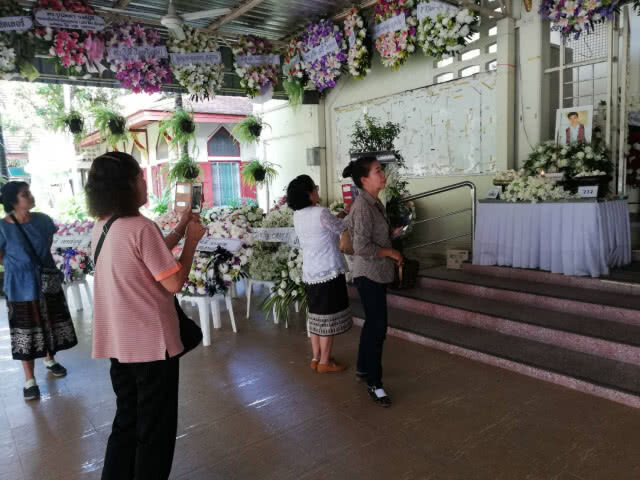 แฟนคลับทยอยเดินทางมา อาลัย"โอ วรุฒ"ครั้งสุดท้าย