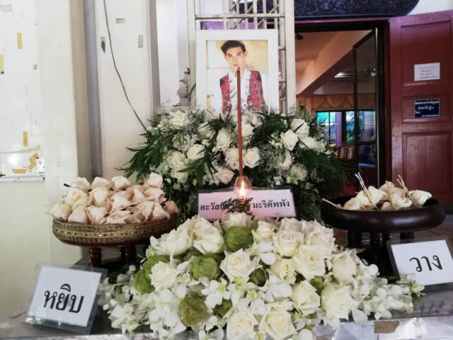 แฟนคลับทยอยเดินทางมา อาลัย"โอ วรุฒ"ครั้งสุดท้าย