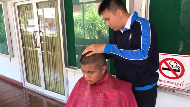 "ครู-นักเรียน"จิตอาสา ใช้เวลาว่างตัดผมให้ลูกศิษย์-เพื่อน