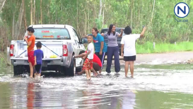ชาวบ้านพิจิตรใช้น้ำท่วมขังเป็นสวนน้ำ