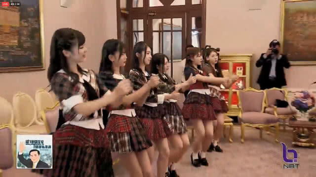 AKB48 บุกทำเนียบฯ "บิ๊กตู่" โบกแท่งไฟเพลงคุกกี้ฯ