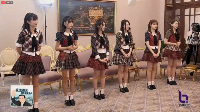AKB48 บุกทำเนียบฯ "บิ๊กตู่" โบกแท่งไฟเพลงคุกกี้ฯ