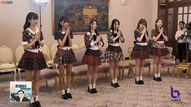 AKB48 บุกทำเนียบฯ "บิ๊กตู่" โบกแท่งไฟเพลงคุกกี้ฯ