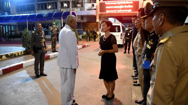 รัชกาลที่ 10 พระราชทานพวงมาลาหลวงวางหน้าหีบศพ"อาฮุย"