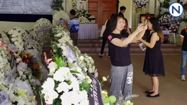 ร้านพวงหรีดขายดี คนแห่หสั่งไว้อาลัย  "โอ วรุฒ"