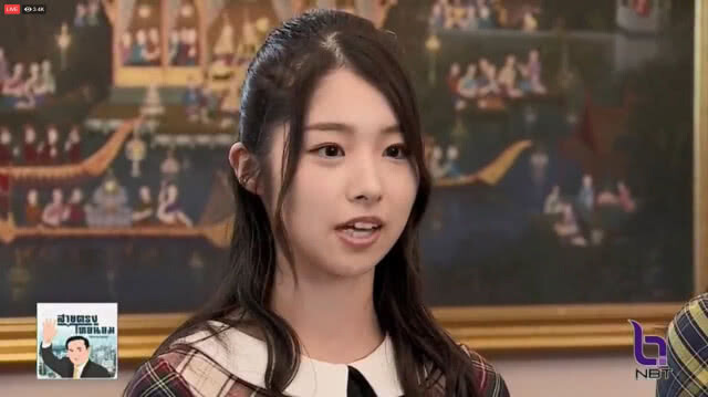 AKB48 บุกทำเนียบฯ "บิ๊กตู่" โบกแท่งไฟเพลงคุกกี้ฯ