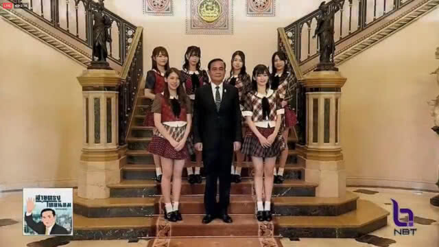 AKB48 บุกทำเนียบฯ "บิ๊กตู่" โบกแท่งไฟเพลงคุกกี้ฯ