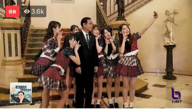 AKB48 บุกทำเนียบฯ "บิ๊กตู่" โบกแท่งไฟเพลงคุกกี้ฯ