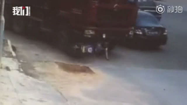(คลิป) สุดอึ้ง! คนขี่จยย.ถูกทับใต้ท้องบรรทุก แต่กลับลุกขึ้นมายืนได้ปกติ