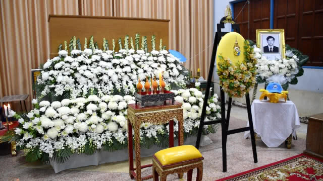 รัชกาลที่ 10 พระราชทานพวงมาลาหลวงวางหน้าหีบศพ"อาฮุย"