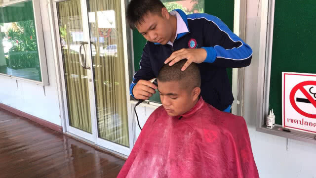 "ครู-นักเรียน"จิตอาสา ใช้เวลาว่างตัดผมให้ลูกศิษย์-เพื่อน