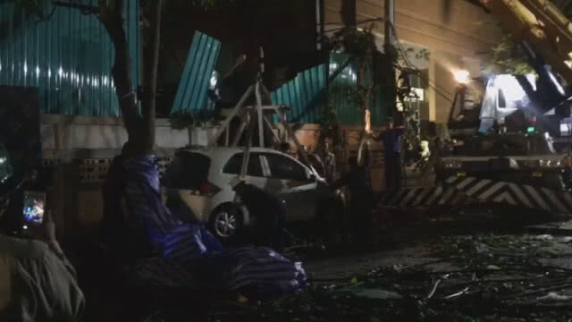 (คลิป) ซ่อมเสาไฟฟ้าศาลาแดง 2 เสร็จแล้ว เปิดการจราจรหลังเที่ยงคืนวันนี้