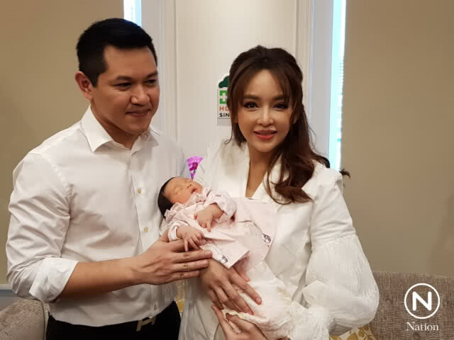 "เป้ย" ควง "ป๊อป" แถลงคลอดลูกสาว "น้องปาลิน" พร้อมประกาศปิดอู่