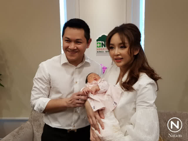 "เป้ย" ควง "ป๊อป" แถลงคลอดลูกสาว "น้องปาลิน" พร้อมประกาศปิดอู่