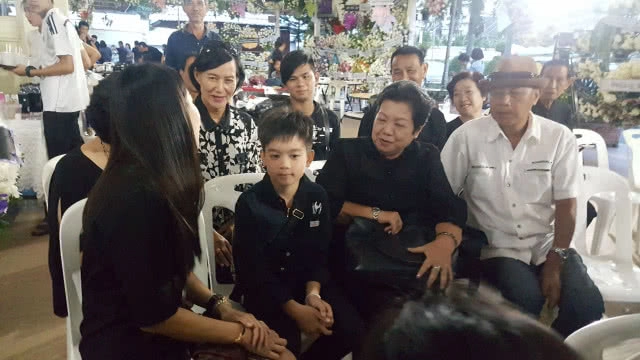 (คลิป) "น้องแอร์บัส" ลูก "โอวรุฒ" กราบศพพ่อ ขอให้พ่อไปสู่ภพภูมิที่ดี