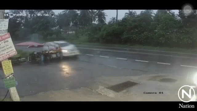 (คลิป) แชร์สนั่น! คลิปกระบะซิ่งฝ่าสายฝนข้ามเลน ชนแม่ค้าร่างกระเด็น