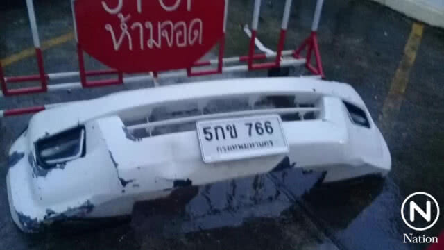 (คลิป) แชร์สนั่น! คลิปกระบะซิ่งฝ่าสายฝนข้ามเลน ชนแม่ค้าร่างกระเด็น