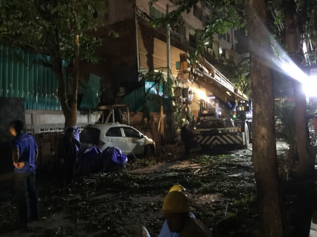 (คลิป) ซ่อมเสาไฟฟ้าศาลาแดง 2 เสร็จแล้ว เปิดการจราจรหลังเที่ยงคืนวันนี้