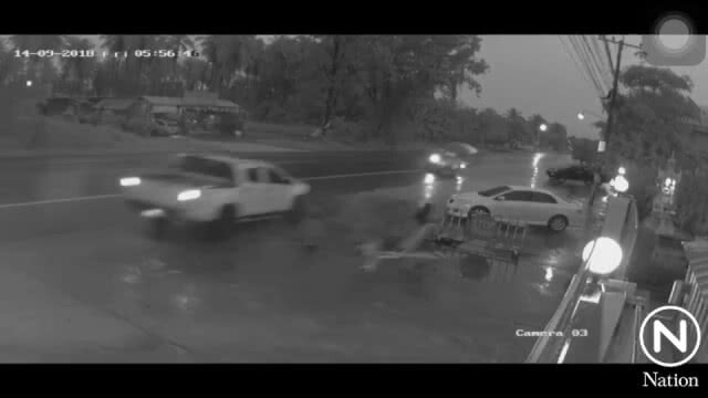 (คลิป) แชร์สนั่น! คลิปกระบะซิ่งฝ่าสายฝนข้ามเลน ชนแม่ค้าร่างกระเด็น