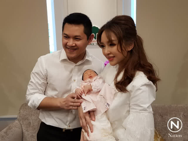 "เป้ย" ควง "ป๊อป" แถลงคลอดลูกสาว "น้องปาลิน" พร้อมประกาศปิดอู่