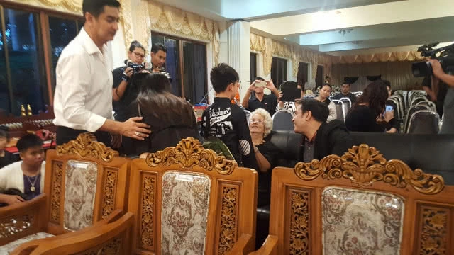 (คลิป) "น้องแอร์บัส" ลูก "โอวรุฒ" กราบศพพ่อ ขอให้พ่อไปสู่ภพภูมิที่ดี