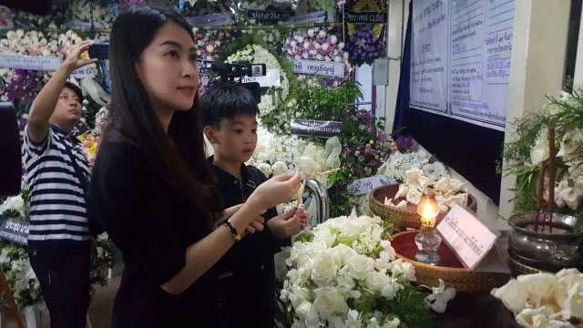 (คลิป) "น้องแอร์บัส" ลูก "โอวรุฒ" กราบศพพ่อ ขอให้พ่อไปสู่ภพภูมิที่ดี