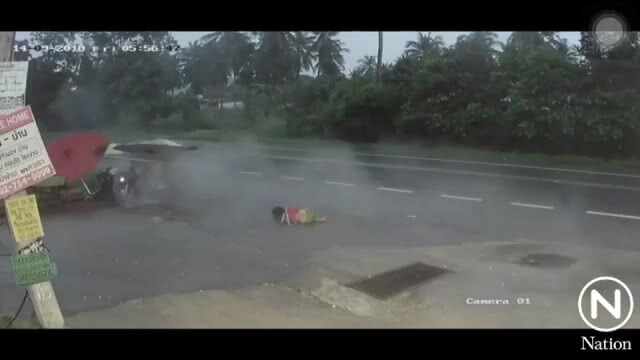 (คลิป) แชร์สนั่น! คลิปกระบะซิ่งฝ่าสายฝนข้ามเลน ชนแม่ค้าร่างกระเด็น