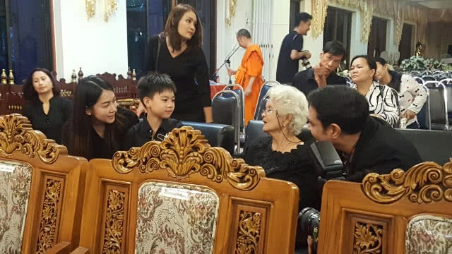 (คลิป) "น้องแอร์บัส" ลูก "โอวรุฒ" กราบศพพ่อ ขอให้พ่อไปสู่ภพภูมิที่ดี