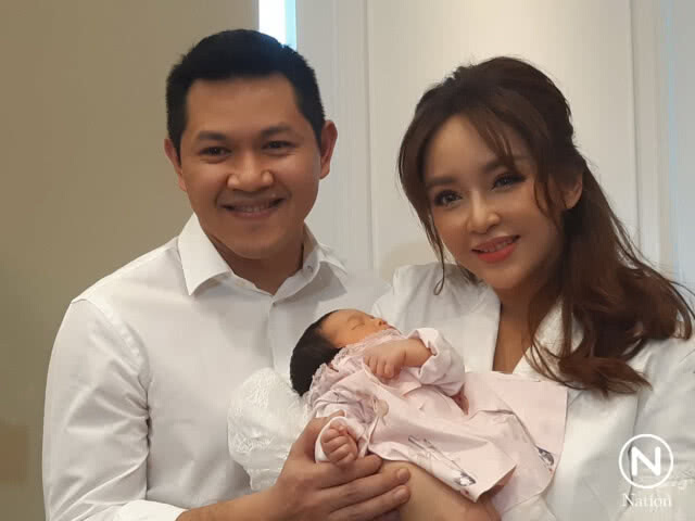 "เป้ย" ควง "ป๊อป" แถลงคลอดลูกสาว "น้องปาลิน" พร้อมประกาศปิดอู่