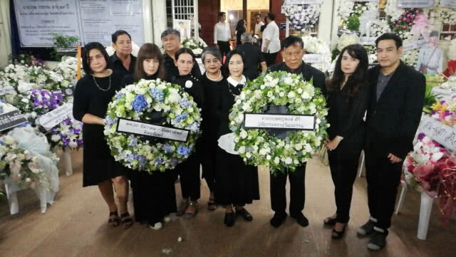 (คลิป) "บิ๊กตู่"ส่งพวงหรีดร่วมอาลัย"โอ วรุฒ"