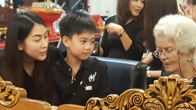 (คลิป) "น้องแอร์บัส" ลูก "โอวรุฒ" กราบศพพ่อ ขอให้พ่อไปสู่ภพภูมิที่ดี