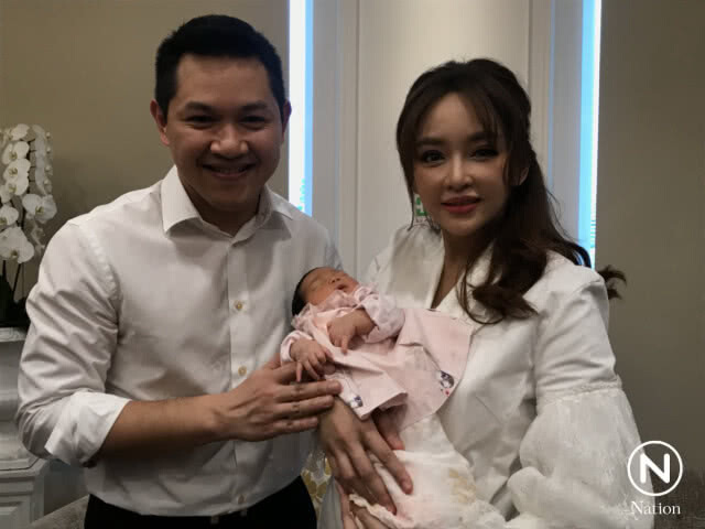 "เป้ย" ควง "ป๊อป" แถลงคลอดลูกสาว "น้องปาลิน" พร้อมประกาศปิดอู่