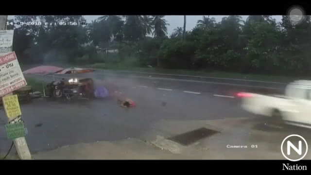 (คลิป) แชร์สนั่น! คลิปกระบะซิ่งฝ่าสายฝนข้ามเลน ชนแม่ค้าร่างกระเด็น